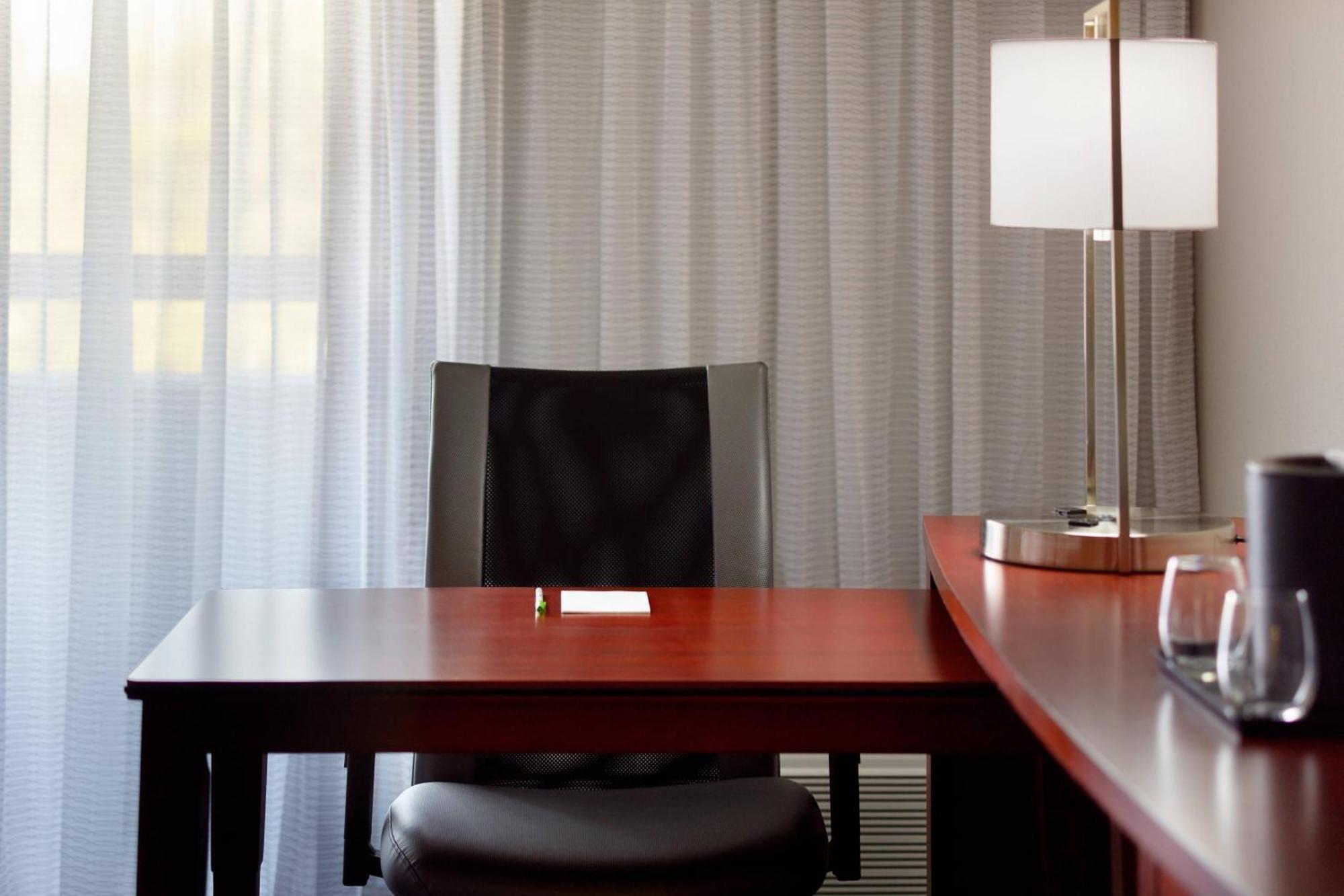 Courtyard By Marriott Greensboro Εξωτερικό φωτογραφία