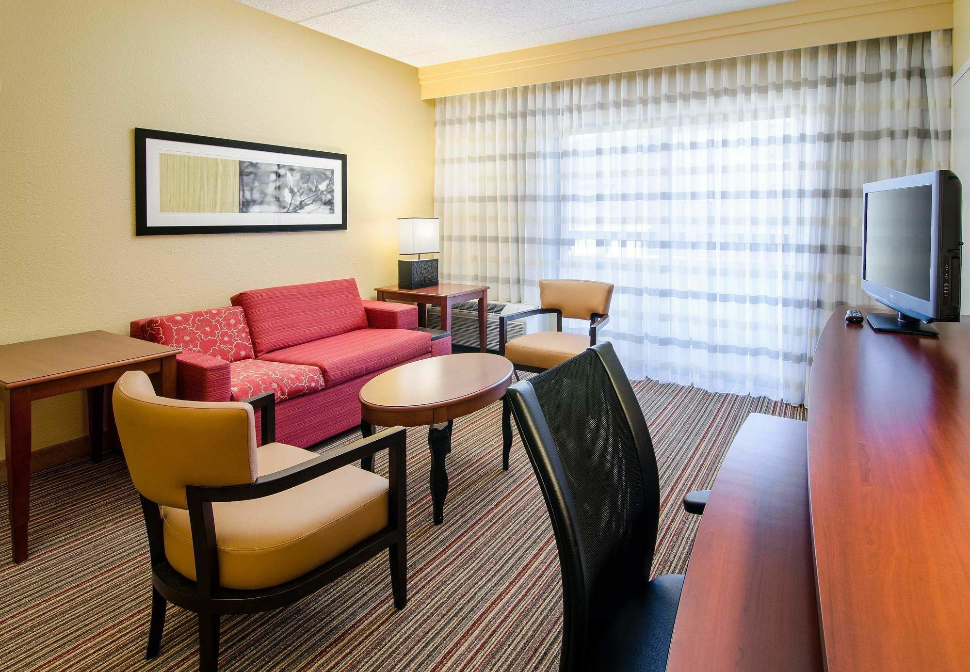 Courtyard By Marriott Greensboro Εξωτερικό φωτογραφία